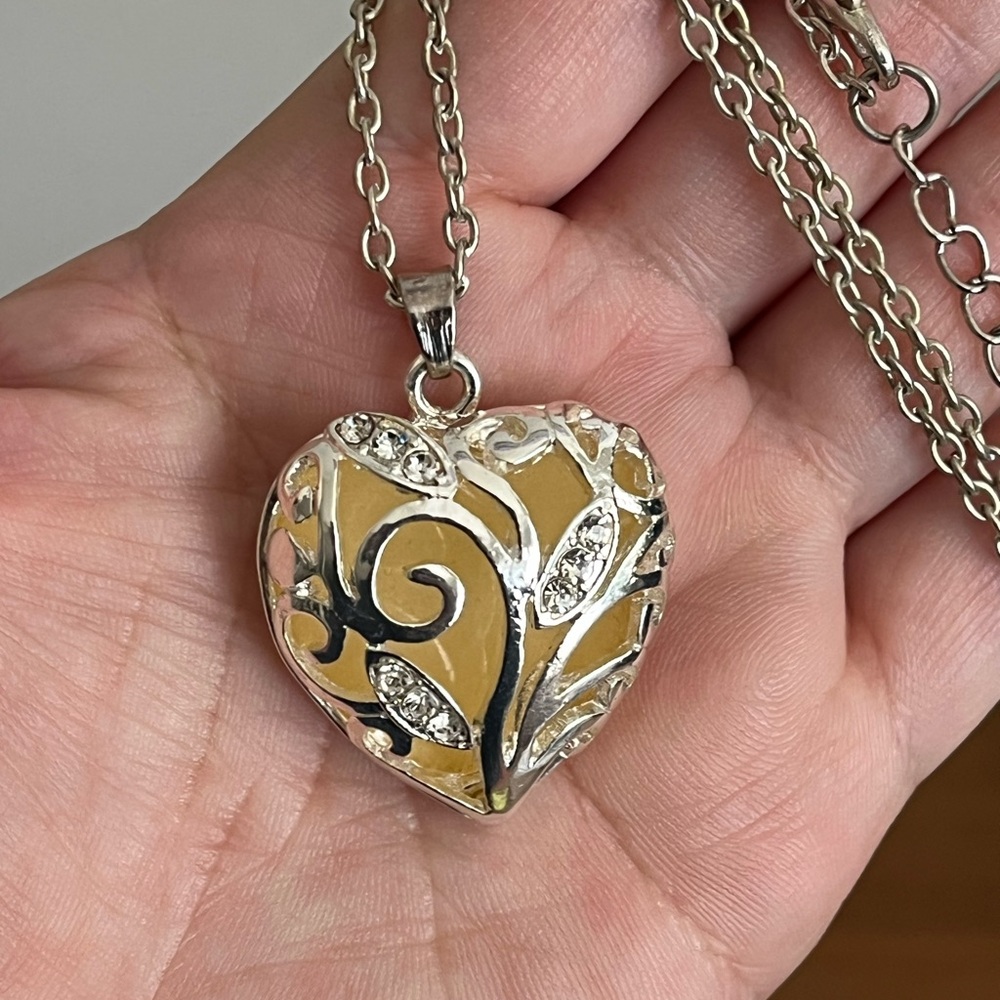 Puffy heart shape filigree silver tone necklace glow in dark - jewelry - Picture 11 of 11